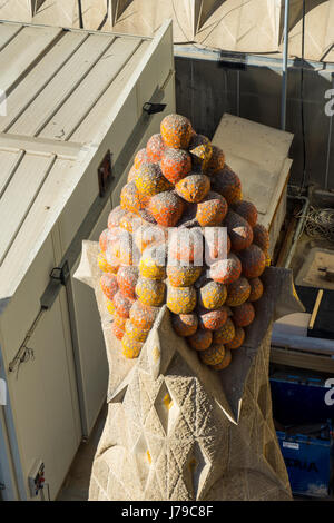 Dekorative Skulptur auf dem Gipfel von einem Turm von Gaudis Sagrada Familia Basilika in Barcelona Spanien. Stockfoto