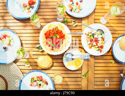 Familienessen Auswahl an italienischen Gerichten auf Holztisch in den Garten, Top Aussicht Stockfoto