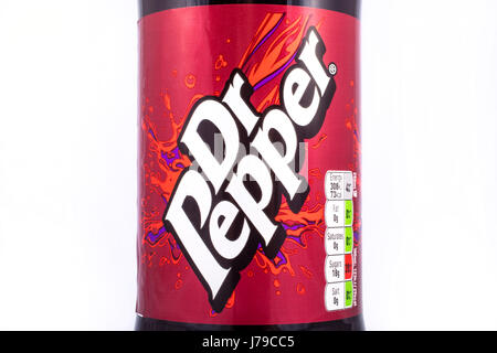 LONDON, UK - 23. Mai 2017: The Dr Pepper Logo auf eine ungeöffnete Flasche der kohlensäurehaltigen Getränken, am 23. Mai 2017. Stockfoto