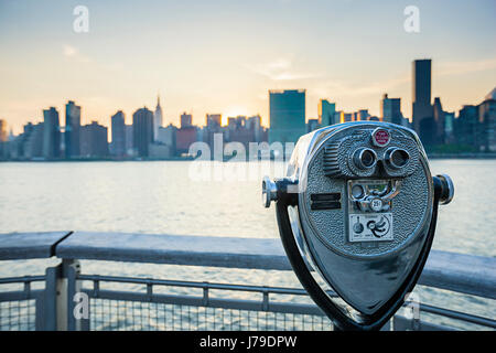 New York City mit Vintage-Fernglas Stockfoto