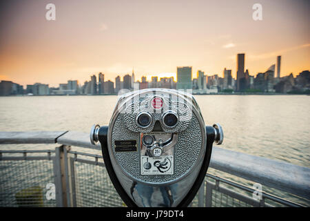 New York City mit alten Ferngläsern bei Sonnenuntergang Stockfoto