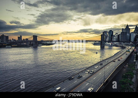 Brooklyn Bridge über den East River und die Stadt Manhattan, New York City - Monochrom Stockfoto