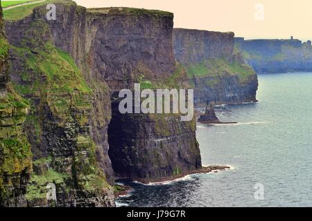 Die schroffen Klippen von Moher in der Nähe von Liscannor, County Clare, Irland. Die Klippen sind ein unberührter Wahrzeichen des Landes. Stockfoto