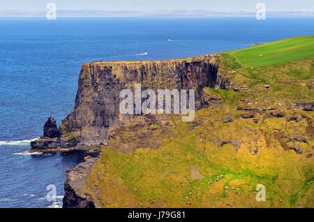 Ein Teil der schroffen Klippen von Moher, grenzt an den Atlantischen Ozean in der Nähe von Liscannor, County Clare, Irland, Blick nach Norden in Richtung der Aran-Inseln. Stockfoto