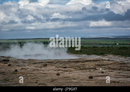 Geysir-Geysir in Island im Sommer - gestoppt durchbrechenden wegen Verschmutzung verursacht durch Touristen Stockfoto