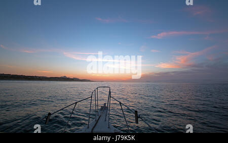 Fishermans Blick auf gelb orange Sonnenaufgang über der Sea of Cortez beim Angeln in den frühen Morgenstunden nördlich von Cabo San Lucas Baja Mexiko BCS Stockfoto