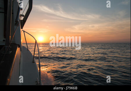 Fishermans Blick auf gelb orange Sonnenaufgang über der Sea of Cortez beim Angeln in den frühen Morgenstunden nördlich von Cabo San Lucas Baja Mexiko BCS Stockfoto