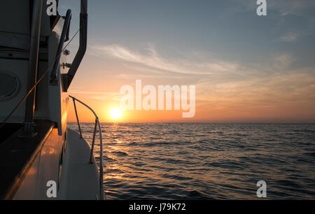 Fishermans Blick auf gelb orange Sonnenaufgang über der Sea of Cortez beim Angeln in den frühen Morgenstunden nördlich von Cabo San Lucas Baja Mexiko BCS Stockfoto