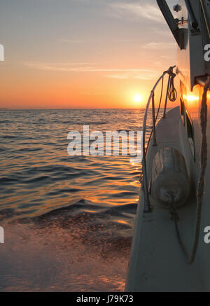 Fishermans Blick auf gelb orange Sonnenaufgang über der Sea of Cortez beim Angeln in den frühen Morgenstunden nördlich von Cabo San Lucas Baja Mexiko BCS Stockfoto