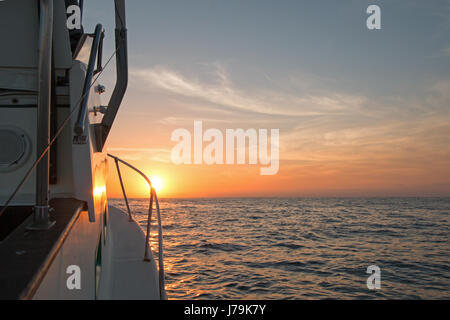 Fishermans Blick auf gelb orange Sonnenaufgang über der Sea of Cortez beim Angeln in den frühen Morgenstunden nördlich von Cabo San Lucas Baja Mexiko BCS Stockfoto