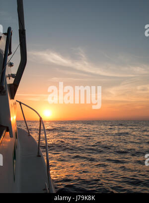 Fishermans Blick auf gelb orange Sonnenaufgang über der Sea of Cortez beim Angeln in den frühen Morgenstunden nördlich von Cabo San Lucas Baja Mexiko BCS Stockfoto