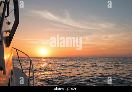 Fishermans Blick auf gelb orange Sonnenaufgang über der Sea of Cortez beim Angeln in den frühen Morgenstunden nördlich von Cabo San Lucas Baja Mexiko BCS Stockfoto