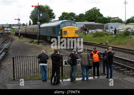 Eisenbahn-Enthusiasten fotografieren Klasse 45 Diesel Lokomotive Nr. 45060 "Sherwood Förster" an der Severn Valley Railway, Kidderminster Station, UK Stockfoto