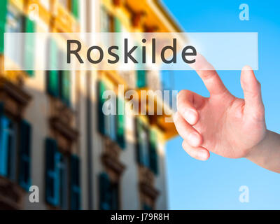 Roskilde - Hand drücken einer Taste auf unscharfen Hintergrund Konzept. Wirtschaft, Technologie, Internet-Konzept. Stock Foto Stockfoto