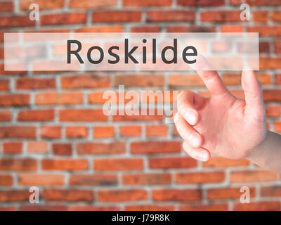 Roskilde - Hand drücken einer Taste auf unscharfen Hintergrund Konzept. Wirtschaft, Technologie, Internet-Konzept. Stock Foto Stockfoto