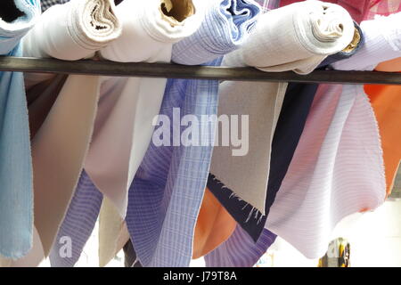 Rollen von bunten Kopftuch und Sari Material zum Verkauf auf dem Stoff stall am Chalton Street Market in London UK Stockfoto