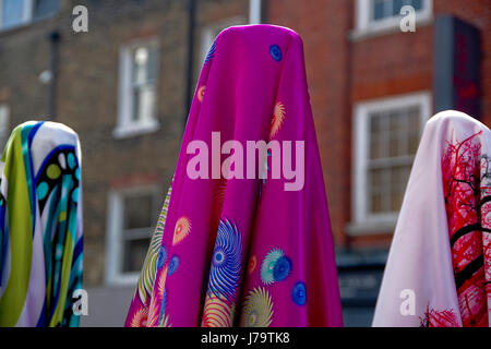 Rollen von bunten Kopftuch und Sari Material zum Verkauf auf dem Stoff stall am Chalton Street Market in London UK Stockfoto