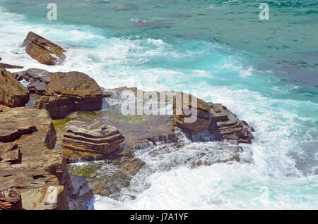 Wellen, die über Sandstein Felsen Plattformen an Küste Garie Strand, Royal National Park, Sydney, NSW Stockfoto
