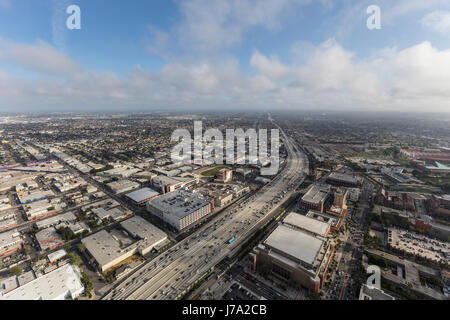 Los Angeles, Kalifornien, USA - 12. April 2017: Luftaufnahme des Hafens 110 Freeway mit am Nachmittag Wolken. Stockfoto