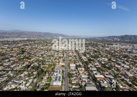 Luftaufnahme von Oxnard Straße in North Hollywood-Viertel von Los Angeles, Kalifornien. Stockfoto