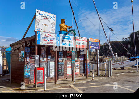 Newquay, Cornwall, UK - 1. April 2017: Kioske verkaufen, Angeltouren und Bootsfahrten am Hafen in Newquay Stockfoto