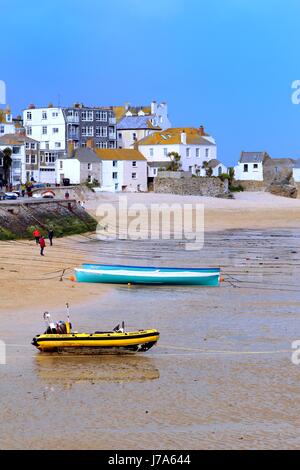 St. Ives, Cornwall, UK - Jollen gehörenden an St Ives Self Drive Boats, Trawler und kleine Yachten in St Ives Hafen bei Ebbe Stockfoto