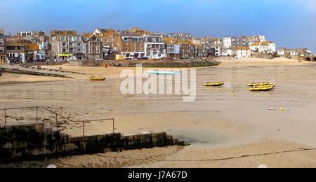 St. Ives, Cornwall, UK - Jollen gehörenden an St Ives Self Drive Boats, Trawler und kleine Yachten in St Ives Hafen bei Ebbe Stockfoto