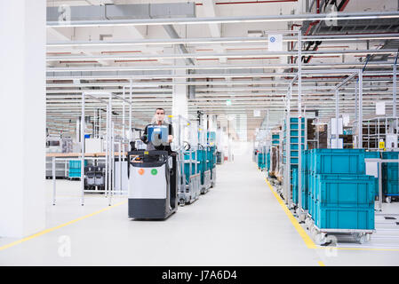 Mann fahren ein Routenzug in Fabrik Zeiterfassung/BDE Stockfoto