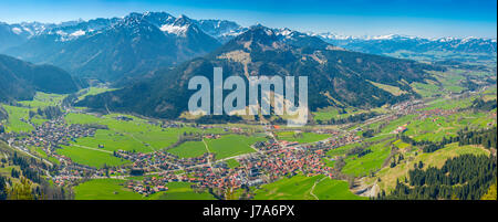 Panorama Vom Hirschberg, 1456m, ins Ostrachtal Mit Bad Oberdorf, Bad Hindelang Und Imberger Horn, 1656 m, Oberallgäu, Allgäu, Schwaben, Bayern, Deuts Stockfoto