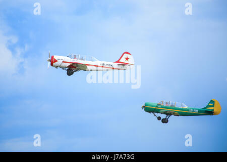 zwei Yak-52 Kunstflug Flugzeuge fliegen in Formation während des Kev-Luftfahrt-Festival am 20. Mai 2017. Kiew, Ukraine Stockfoto