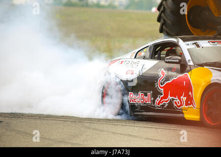 Kiew, UKRAINE - Mai 20: Ukrainische Drift-Champion Alex Grinchuk Antrieb der Nissan 350Z unter Landmaschine JCB, 20. Mai 2017, Aviafest bei Chayka Stockfoto
