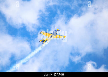 Eine kleine Sport-Flugzeug fliegen in den Himmel. Farbe des Flugzeugs ist Bluуand gelb. Stockfoto