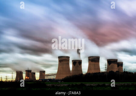 DRAX ist eine große Kohle-Kraftwerk in North Yorkshire, England, in der Lage, die Mitverbrennung von Biomasse und Petrolkoks, und sein Name kommt von der nahe gelegenen vil Stockfoto