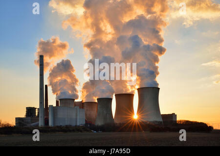 Kohlekraftwerk Kraftwerk Neurath ich mit Sunstar, Hintergrundbeleuchtung bei Sonnenuntergang. Neurath, Bergheim district, North Rhine-Westphalia, Deutschland, Europa. Stockfoto