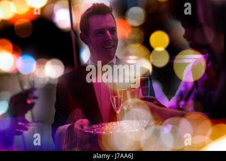 Kellner mit Tablett servieren Champagner Gläser auf einer party Stockfoto