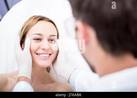 Ästhetische Chirurgie, Blick auf Frau Doktor Stockfoto