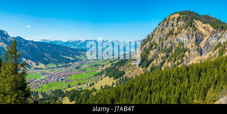 Panorama ins Ostrachtal Mit Bad Oberdorf, Bad Hindelang Und Hirschberg, 1456m, Oberallgäu, Allgäu, Schwaben, Bayern, Deutschland, Europa Stockfoto