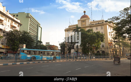 Indien Sehenswürdigkeiten der Stadt mit alten historischen Gebäuden und die City Road mit frühen Morgen Verkehr. Foto auf wichtige Stadt Kreuzungen von Kolkata. Stockfoto