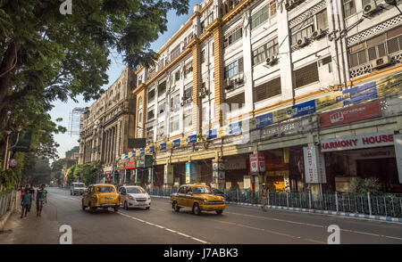 Indien Sehenswürdigkeiten der Stadt mit alten historischen Gebäuden und die City Road mit frühen Morgen Verkehr. Foto auf wichtige Stadt Kreuzungen von Kolkata. Stockfoto