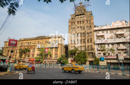 Indien Sehenswürdigkeiten der Stadt mit alten historischen Gebäuden und die City Road mit frühen Morgen Verkehr. Foto auf wichtige Stadt Kreuzungen von Kolkata. Stockfoto