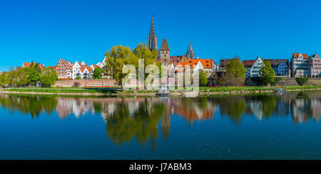 Panorama schlug Die Donau Nach Ulm Mit Ulmer Münster Und Metzgerturm, Baden-Württemberg, Deutschland, Europa Stockfoto