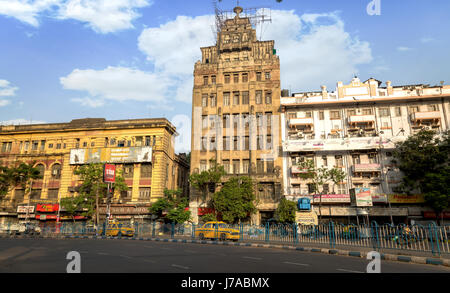 Indien Sehenswürdigkeiten der Stadt mit alten historischen Gebäuden und die City Road mit frühen Morgen Verkehr. Foto auf wichtige Stadt Kreuzungen von Kolkata. Stockfoto