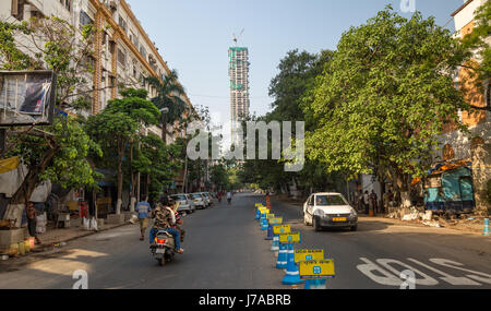 Indien Sehenswürdigkeiten der Stadt mit alten historischen Gebäuden und die City Road mit frühen Morgen Verkehr. Foto auf wichtige Stadt Kreuzungen von Kolkata. Stockfoto