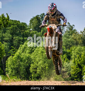 Uzhgorod, Ukraine - 21. Mai 2017: Dirt Bike springen. Transkarpatien regionalen Motocross-Meisterschaft Stockfoto