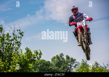 Uzhgorod, Ukraine - 21. Mai 2017: Extreme Offroad-Motorrad springen. Transkarpatien regionalen Motocross-Meisterschaft Stockfoto