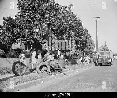 Jugendlichen helfen, einen LKW mit Schrott für Spenden, um ihre Kriegsindustrien, 1942 zu laden. Stockfoto