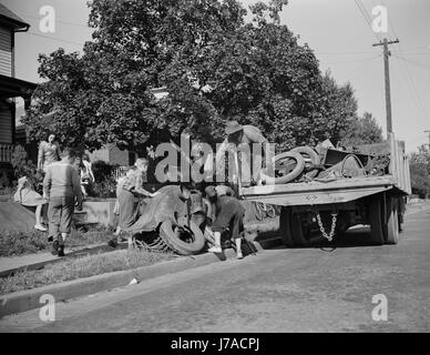 Jugendlichen helfen, einen LKW mit Schrott für Spenden, um ihre Kriegsindustrien, 1942 zu laden. Stockfoto