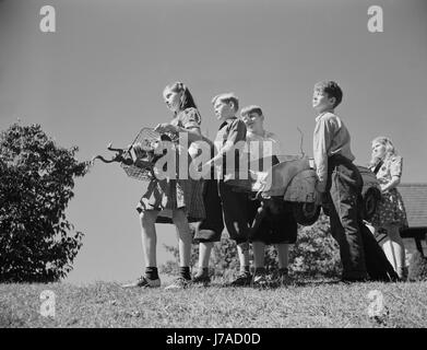 Junge Kinder sammeln Schrott zu Spenden für unsere Kriegsindustrien, 1942. Stockfoto