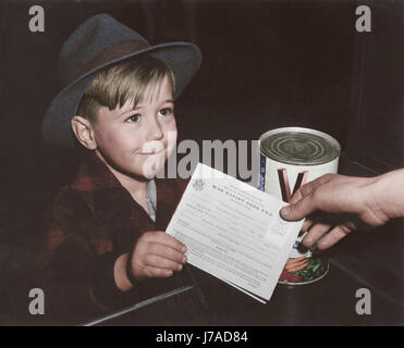 Eine eifrige Schuljunge bekommt seine ersten Erfahrungen im Umgang mit Krieg Ration Buch zwei. ca. 1943 Stockfoto