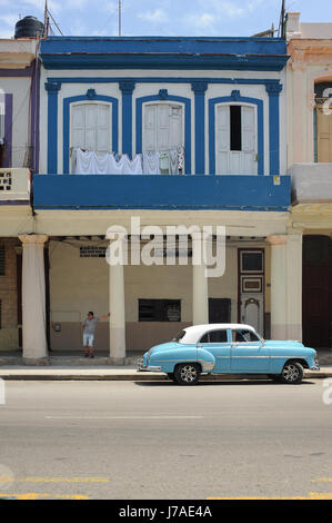 Typische Straßenszene in Alt-Havanna: farbenfrohen Gebäuden und alten amerikanischen Oldtimer vorbeifahren Stockfoto